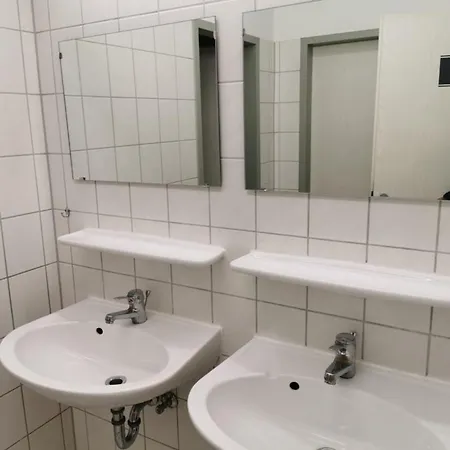 2-3 Bett Zimmer Mit Gemeinschaftsbad30 Apartment
